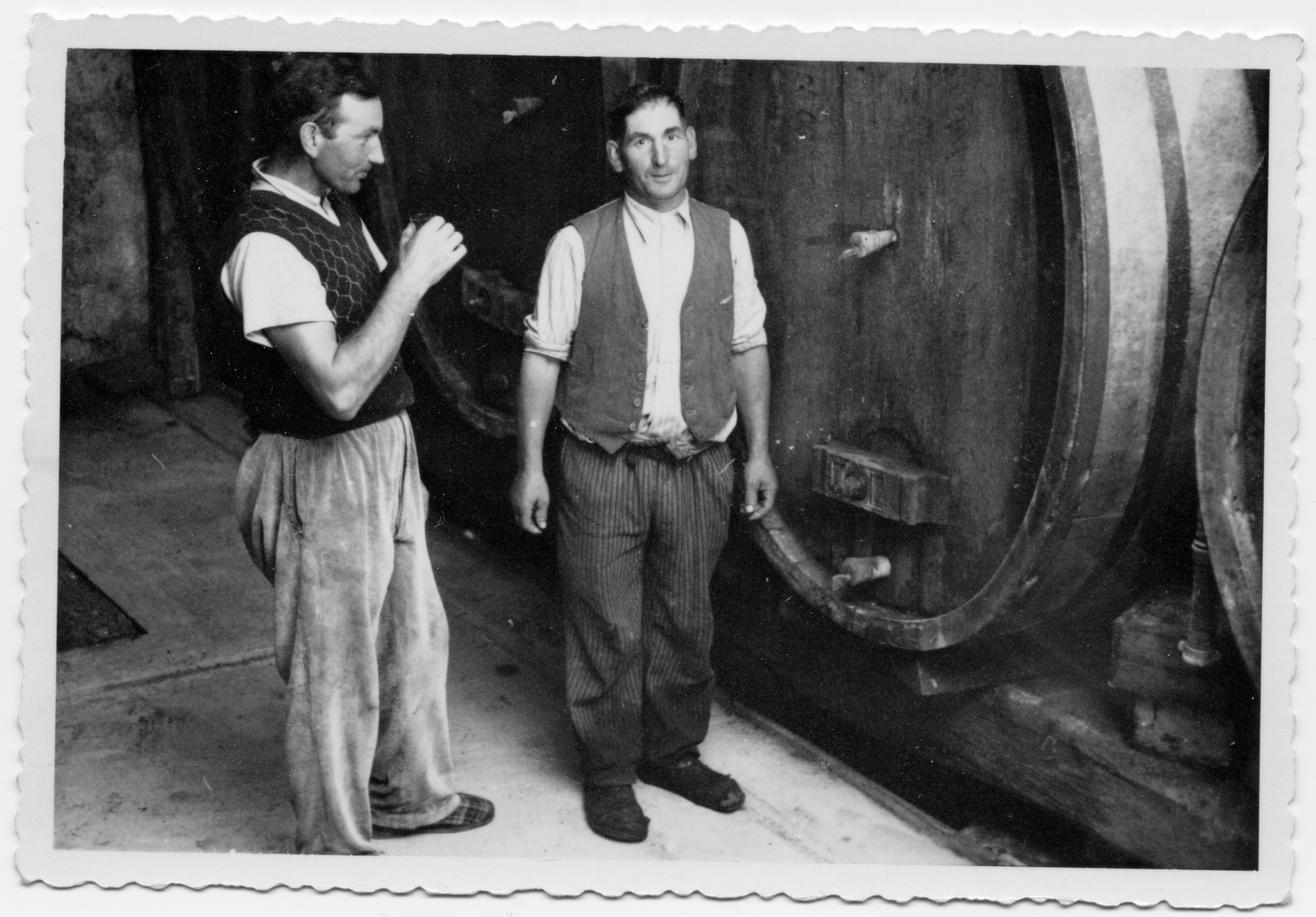 1956 dégustation d'un vin au fût